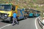 Incendio de una guagua de Global en una carretera de Telde (Foto TA)
