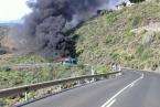 Incendio de una guagua de Global en una carretera de Telde (Foto TA)