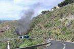 Incendio de una guagua de Global en una carretera de Telde (Foto TA)