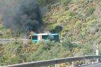 Incendio de una guagua de Global en una carretera de Telde (Foto TA)