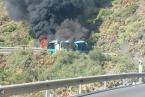 Incendio de una guagua de Global en una carretera de Telde (Foto TA)