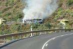 Incendio de una guagua de Global en una carretera de Telde (Foto TA)