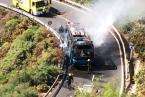 Incendio de una guagua de Global en una carretera de Telde (Foto TA)