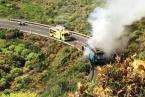 Incendio de una guagua de Global en una carretera de Telde (Foto TA)