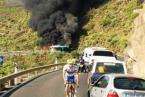 Incendio de una guagua de Global en una carretera de Telde (Foto TA)