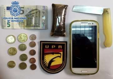 Material y dinero incautado al detenido (Foto TA)