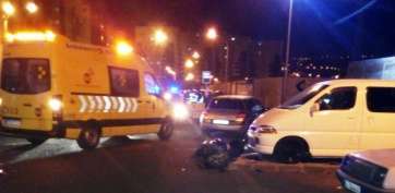 La moto caída en el suelo y la ambulancia que atendió al motorista (Foto TA)