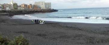 El cuerpo sin vida tapado por una sábana y custodiada por agentes de la Policía Nacional, a la espera de la autoridad judicial (Foto TA)