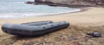 La embarcación hallada esta mañana en Aguadulce (Foto TA)