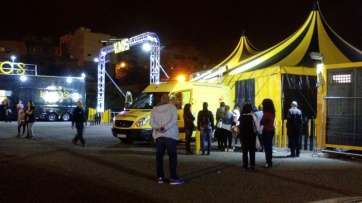 Ambulancia del SU, en el acceso principal al circo Kaos (Foto TA)