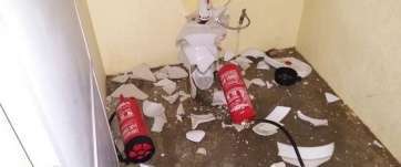 Destrozos a los aseos del Parque de las Mil Palmeras (Foto TA)