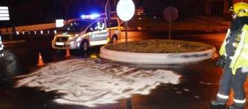 Los bomberos extendieron sepiolita para absorber el combustible vertido por un vehículo tras el impacto contra la tapa (Foto TA)