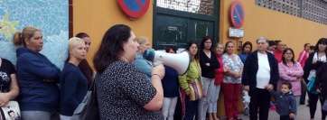 Imagen de una protesta de padres y madres ante las puertas del colegio (Foto TA)