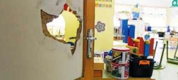 Una de las puertas que rompieron los ladrones para acceder a una de las aulas (Foto Arcadio Suárez-C7)