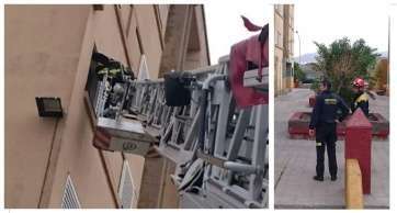 Los bomberos, en plena intervención (Foto TA)