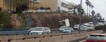 El camión se salió de la autopista GC-1 y terminó impactando contra un talud de tierra (Foto TA)
