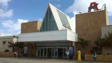 Fachada del Centro Comercial de Alcampo en La Mareta (Foto TA)