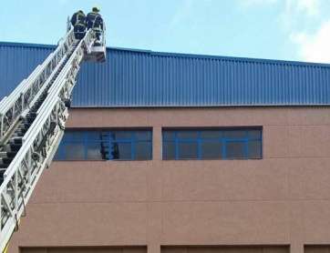 Los bomberos, en el Pabellón Rita Hernández (Foto TA)