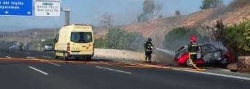 Momento en que se incendia el vehículo (Foto cedida a TA)