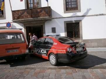 Vehículo de la Policía Canaria en Telde (Foto TA)