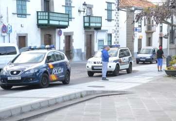 Imagen de archivo de una actuación policial en el entorno de la plaza de San Juan (Foto TA)