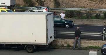 Al fondo, turismo verde implicado en el accidente (Foto TA)