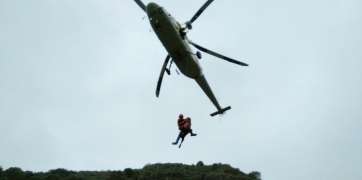 Momento en el que izan a la senderista accidentada al helicóptero del GES (Foto TA)
