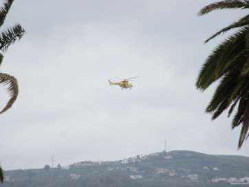 El helicóptero Alfa-Hotel 31 del GES sobrevolando ayer la zona de Montaña Las Palmas y Tara (Foto TA)