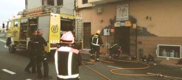 Bomberos, Protección Civil, Policía Local y Cuerpo Nacional de Policía participaron en el operativo de extinción (Foto TA)