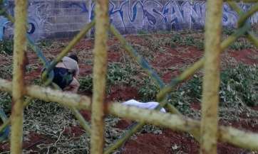 El presunto ladrón, en el momento en el que fue sorprendido (Foto TA)