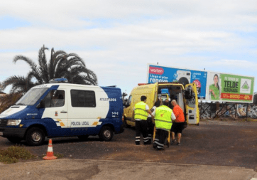 Los sanitarios atienden a la conductora herida leve en el accidente de San Juan (Foto TA)