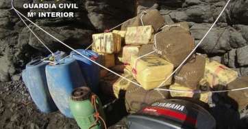Fardos de droga, recipientes con combustible y motor fuera borda (Foto TA)