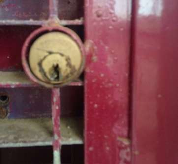 Imagen de la cerradura del local tras sufrir un ataque vandálico (Foto TA)