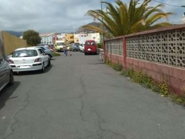 Imagen de la zona en la que se produjo el atropello, con la ambulancia atendiendo a la herida al fondo ( Foto TA)