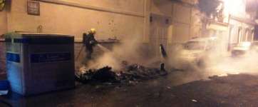 Los bomberos sofocan el incendio de la calle de Manolo Millares, que dejó inservibles a tres contenedores (Foto TA)