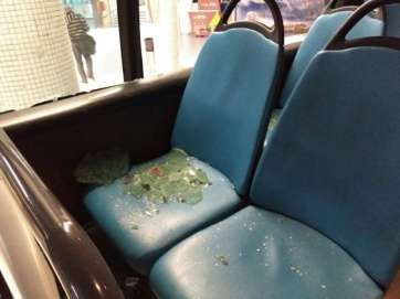 Daños ocasionados esta tarde a una guagua de Global (Foto TA)