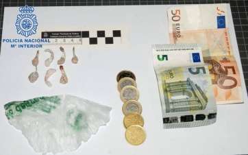 Material, dinero y droga incautada (Foto TA)