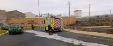 Imagen de los bomberos trabajando hace unos minutos en la zona (Foto TA)