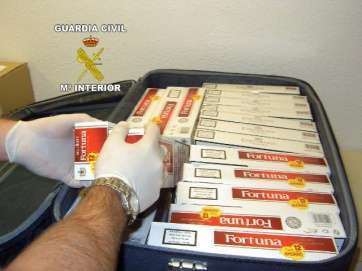 Imagen de archivo de cajetillas ilegales de cigarro rubio en una maleta (Foto TA)
