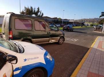 El accidente tuvo lugar esta tarde en la vía de acceso a Salinetas (Foto TA)