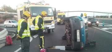 Imagen del Fiat Punto que volcó esta tarde en la autopista GC-1 (Foto TA)