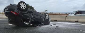 Estado en que quedó el Renault Megane tras volcar a la altura de Las Huesas (Foto TA)