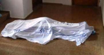 El cuerpo sin vida, tapado por una sábana blanca del Servicio Canario de Urgencias (Foto TA)