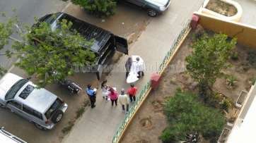 Momento del traslado del cadáver por una funeraria de Telde (Foto TA)