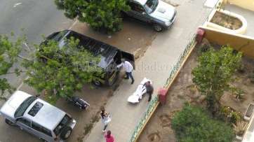 Momento del traslado del cuerpo de la anciana que falleció el pasado viernes en un bloque de Jinámar (Foto TA)