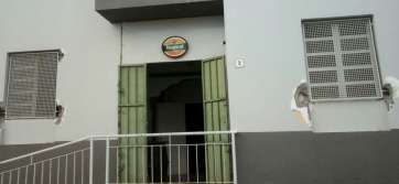 Los ladrones penetraron en el local forzando las ventanas (Foto TA)