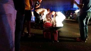 La atropellada es atendida por personal de una ambulancia del SUC (Foto TA)