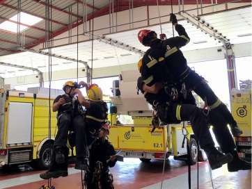 Imagen de archivo de unos ejercicios en altura en uno de los parques de bomberos del Consorcio (Foto TA)