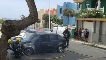 Los bomberos, en las tareas de extinción del incendio (Foto TA)