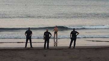 Momento de la detención del exhibicionista en la playa de La Garita (Foto TA)